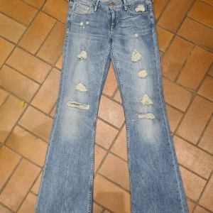 Lågmidjade Bootcut Jeans - Lågmidjade bootcut jeans med slits, storlek 26/32. Ungefär storlek S. Dem är ganska långa så jag förminskar dem gärna till dig om du ska köpa dem.