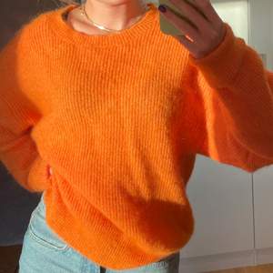 Snygg stickad orange höst tröja!!! Avvänd få gånger!💖💖💖passar perfekt till hösten 