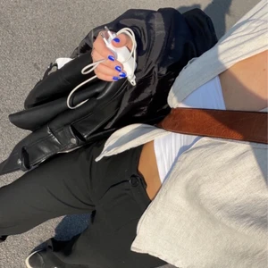 Linneskjorta  - Snygg linneskjorta från stradivarius! Perfekt att ha en bandeau top under eller bara ha den knäppt💖💖💖