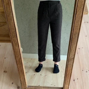 Brun kostymbyxa  - Bruna kostymbyxor med hög midja. Lite ull i tyget så passar bra för höst och vinter. 