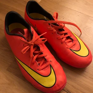 Skor - Inomhusfotbollsskor från Nike i storlek 37, endast använda några gånger, superfint skick