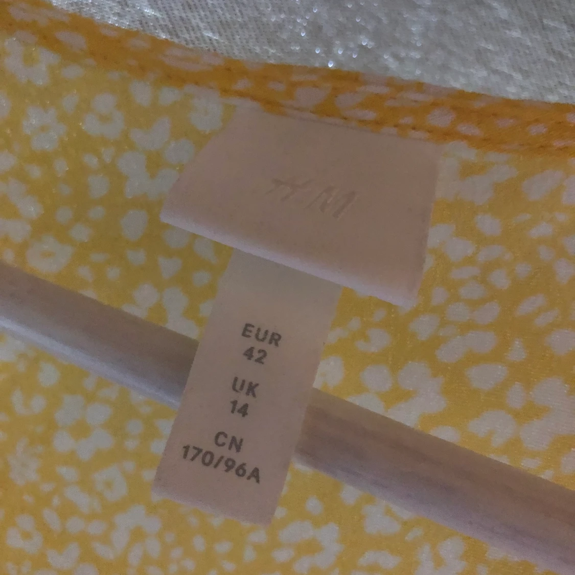 Gul blommig klänning  - 90