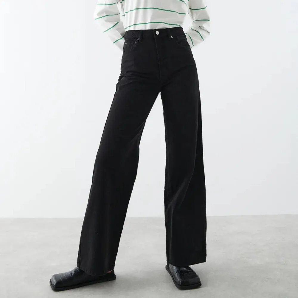 Säljer dessa jeans från Gina Tricot , då dom inte används längre.  Vid intresse tveka inte att kontakta! 😍 Ny pris 500kr. Jeans & Byxor.