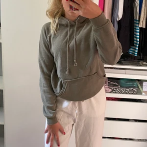 Militärgrön hoodie - Jättecool hoodie i militärgrön (färgen framkommer inte helt på bilden), skit snygg till jeans men också till kostymbyxor!
