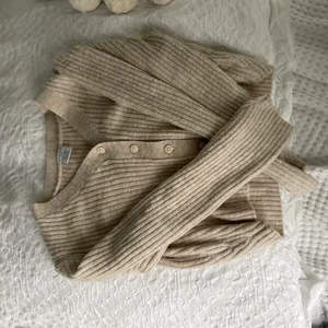 Fin mysig tröja från lindex i storlek 128 -  Mysig tröja Lite kortare från Lindex i storlek 128