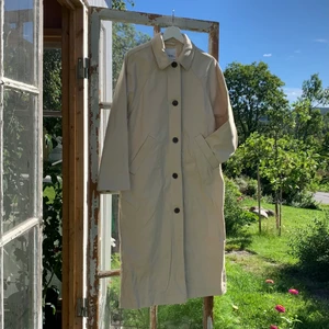 Oversized beige kappa - Använd endast en gång och är i nyskick.