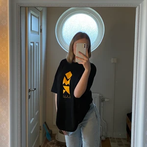 Mi Casa Su Casa t-shirt - Omar Rudbergs enda och slutsålda mearch i storlek M. Oversize fit och helt oanvänd, endast provad en gång. Perfekt skick (jag säljer den då jag köpte i två olika storlekar och bestämde mig för att behålla den andra). Säljs till orginalpriset 399 kronor plus frakt 51 kr, så 450 kr. Om du har möjlighet kan du hämta t-shirten, eller så kan vi kanske mötas upp i norra Skåne. Betalning sker via Swish. Kommer från ett hem med katt. Skickas i påsen den kom i. Tveka inte på att höra av dig vid frågor❤️