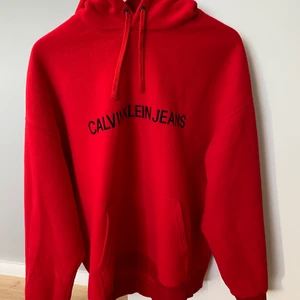 Calvin klein hoodie - Skönt matrial overzise hoodie jätte bra skick knappt använd tvättat 2 gånger