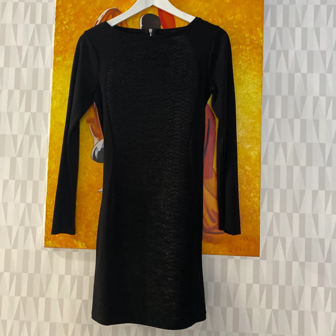 Oanvänd svart klänning 