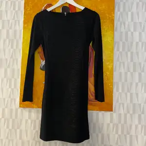 Jättefin oanvänd svart klänning med fina detaljer som passar XS, 81 cm lång. Den är för liten för mig tyvärr ❤️. Hämtas i Hornstull eller skickas mot fraktkostnad (51kr spårbart) ❤️