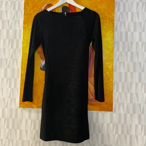 Oanvänd svart klänning  - Jättefin oanvänd svart klänning med fina detaljer som passar XS, 81 cm lång. Den är för liten för mig tyvärr ❤️. Hämtas i Hornstull eller skickas mot fraktkostnad (51kr spårbart) ❤️