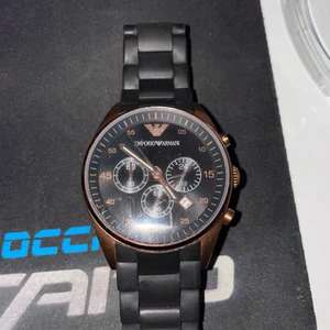 Emporio armani klocka - Riktigt stilig och fina färger helt äkta klocka. Säljer denna då den är lite för stor. Den är inte skadat och allt funkar. Köpt för 3600 
