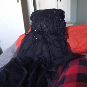 Snart klänning  - Svart klänning med glitter upp till