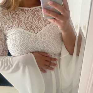 Vit klänning  - Vit känning från River Island i storlek 8, passar S/M! Perfekt till sommar/student!! Skriv för fler bilder, köpare står för frakt!💘💘💘