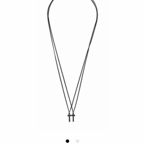 Dsquared2 halsband - Säljes mitt Dsquared2 halsband som inte används, riktigt fint halsband som funkar bra på sommaren