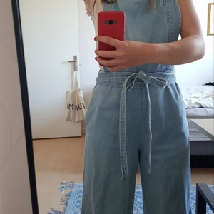 Hängselbyxor - Säljer mina fina hängselbyxor i jeans köpta här på plick. Eftersom hängslerna var lite långa för mig har jag gjort egna hål till knapparna där bak, men dessa syns knappt. Trots det drar jag ned priset lite pga dem. 