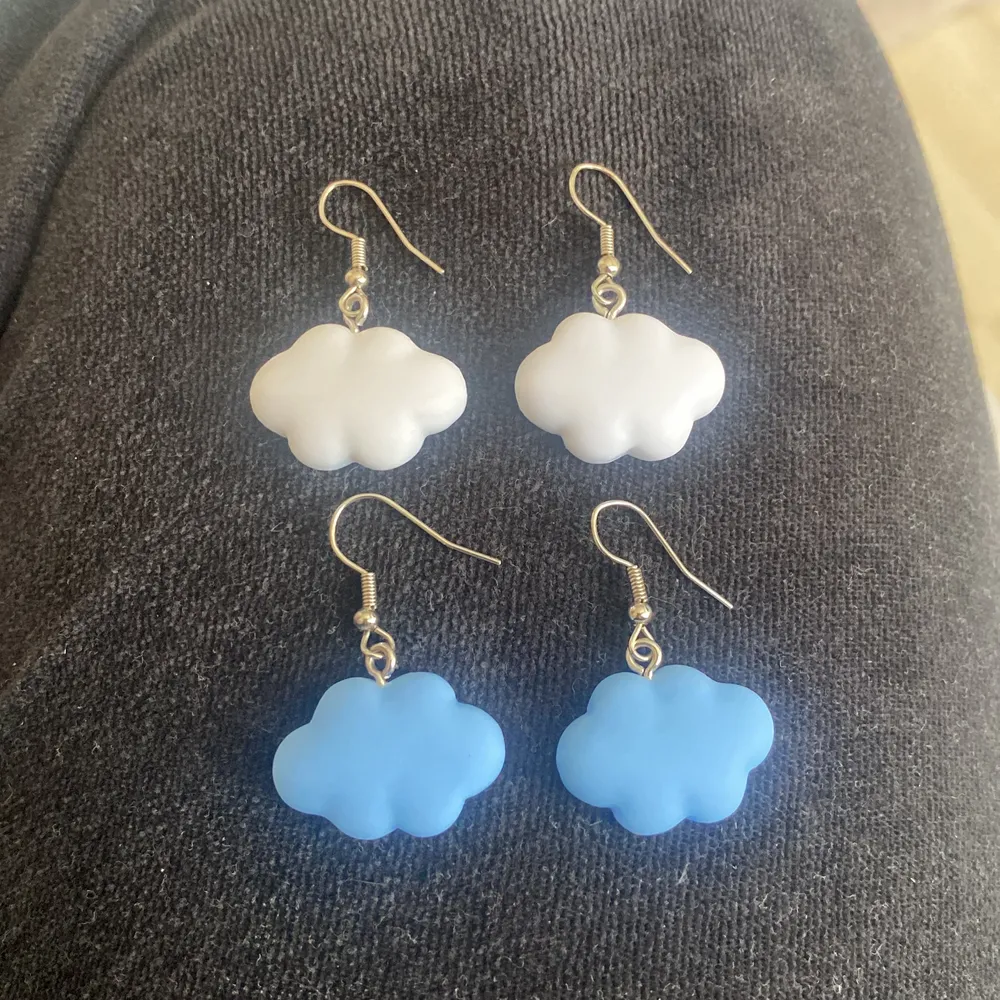Säljer mina örhängen som ska föreställa moln. Finns i blå och vitt och kostar 15 kr för ett par . Övrigt.