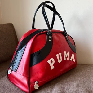 Pumaväska  - En riktigt snygg och rymlig vintageväska från Puma. Funkar både som träningsväska men också i vardagen. Dess starka röda färg får väskan att sticka ut lite extra🌟Säljer för endast 180kr och då är frakten inkluderad i priset🤭👏🏼