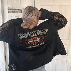 Säljer en vintage Harley Davidson jacka i strl L! Jättebra skick :) Skriv för mer bilder 