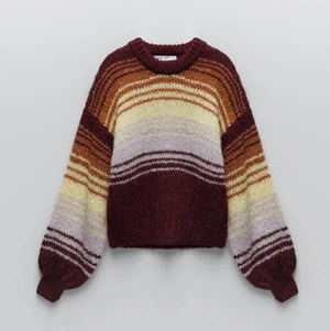 Randiga stickad tröja - Säljer denna randiga, stickade tröja med ballongärmar ifrån Zara. Tröjan är lite oversized och har något grövre stickade kanter. Utgått ifrån Zaras sortiment, köpt för 250kr. Väldigt bra kvaliteter då den bara används fåtal gånger💕