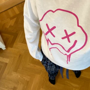 super snygg vit sweatshirt  - vit sweatshirt i storlek S ifrån boohoo, sitter lite oversized på mig som vanligtvis brukar ha S. Använd 1-2 ggr så nästan oanvänd!! ❤️