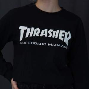 Svart långärmad tröja från Thrasher, super snygg och passar till allt! Bra skick!🖤