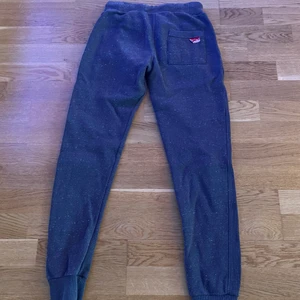 Superdry mjukis Low waist storlek XS - Ganska gamla ,lite slitet tryck på benet  men väldigt bekväma  och praktiska.