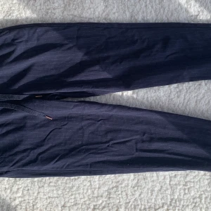 Byxor från H&M - Fina byxor från H&M som inte kommit till användning! Köpare står för fraktkostnad