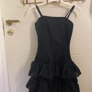 Klänning  - Klänning i strl 34, bra skick! Så fin att ha med banden invikta 💕