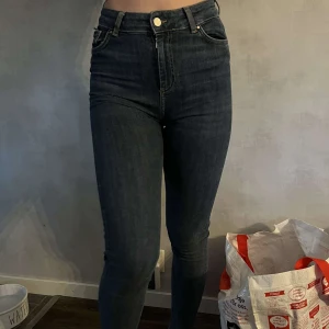 Skinny jeans - Högmidjade skinnyjeans storlek S knappt använda