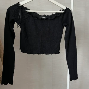 Långärmad croppad topp - Svart topp köpt på BikBok förra året, använd 1 gång.