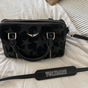 Zadig & Voltaire väska - Säljer denna superfina svarta väska ifrån Zadig & Voltaire. Modellen heter sunny bag och är i storlek XS, finns inte att köpa längre. Väskan är i värdigt fint skick! 
