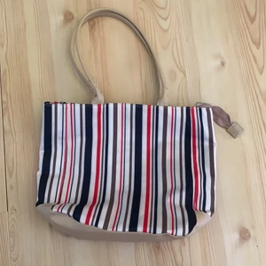 Väska  - Randig handväska i mellan storlek ( den är i bra form och alla dragkedjor och fack är hela 
