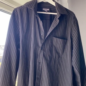 Oversized skjorta - Säljer denna skjorta jag fick av min pappa, använt den någon gång men tycker inte den passar på mig.