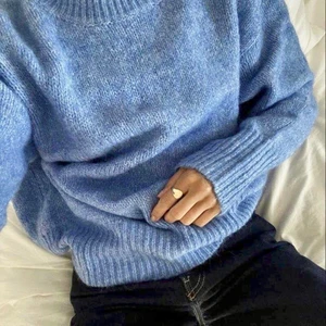 Blå stickad tröja  - Tröja från vero Moda, stickad men lite tunnare material. Perfekt för sommarkvällar! 💙 säljer för 145 kr + frakt 😽 första bilden är lånad!