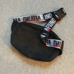 Magväska - En svart magväska från Afound oanvänd. Cirka 20 cm lång. Leverans betalas av köparen.