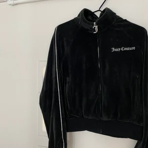 ❤️‍🔥Jucy tröja❤️‍🔥 - Super fin Jucy tröja med lyxiga silvriga detaljer. Jätte oanvänd och super fin i skick🙌🏽❤️‍🔥Passar till så mycket fint!         Skriv för fler bilder!❤️‍🔥