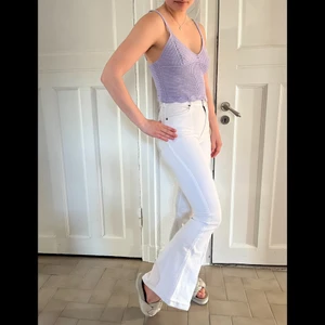 Vita Jeans flare - Snyggaste vår/sommar jeansen😍Vita Dr denim jeans. Sjukt sköna👌🏻🤍 Storlek 32. Modellen på bilden är 164 cm lång och brukar ha 34 igentligen. Skulle säga att det är en xxs i storleken men iomed att det är skön stretch funkar det till xs också👌🏻✨