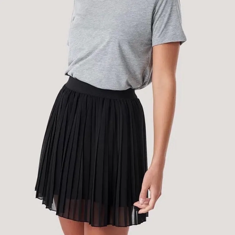 Svart plisserad kjol från NAKD🖤 Snygg året om, med eller utan strumpbyxor! Använd max 1 gång, säljer då den inte är min stil🖤 Strl M men är väldigt stretchig så passar mig som är S och skulle säkert passa någon större än S! ❕Lånad första bild❕. Kjolar.