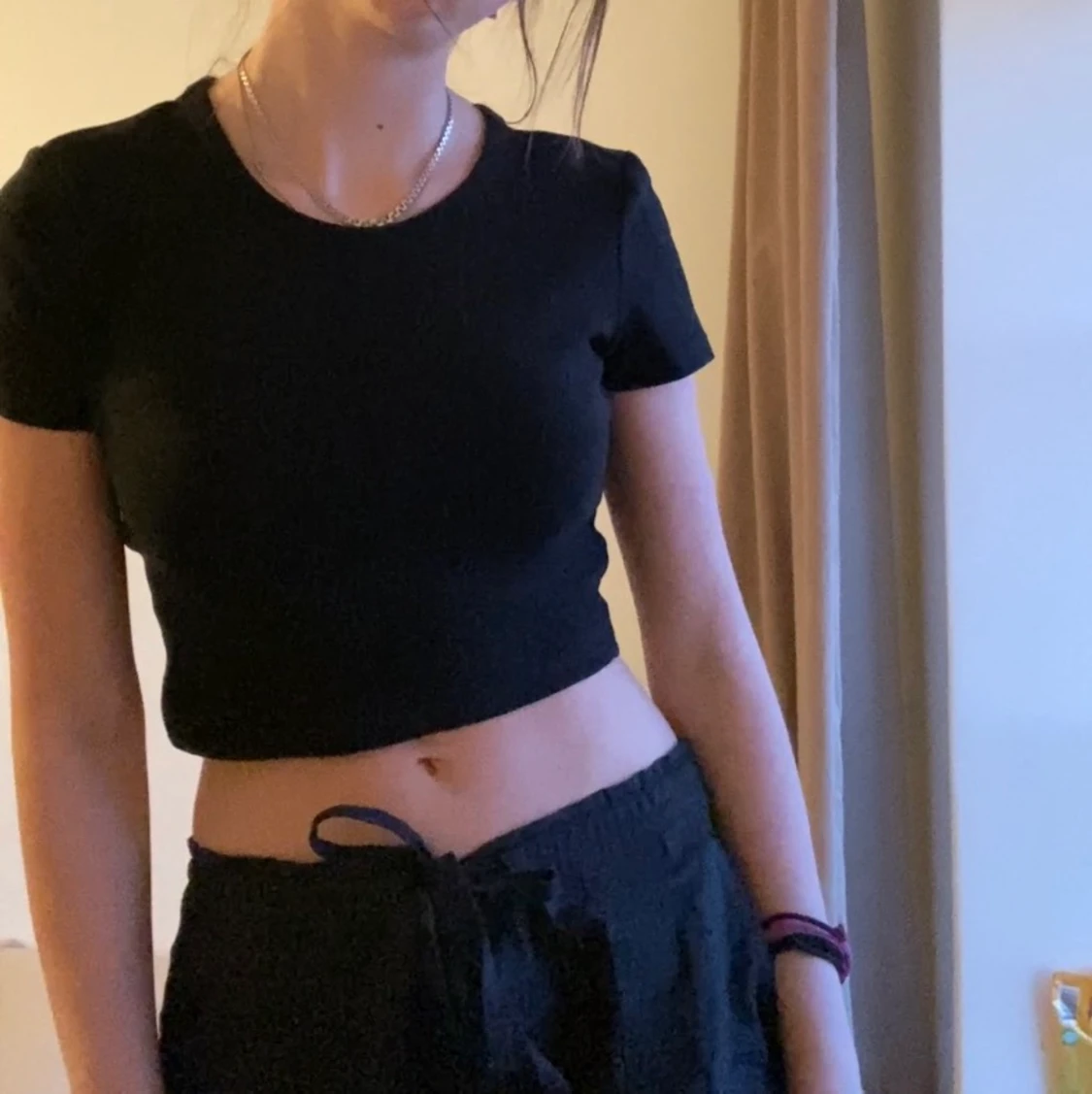 Svart kroppad t-shirt