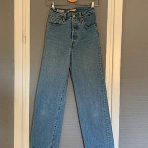 Snygga Levis jeans inköpta för några år sen som inte längre passar. Bra kvalitet och väldigt sköna. Skriv för mer info eller bilder❤️