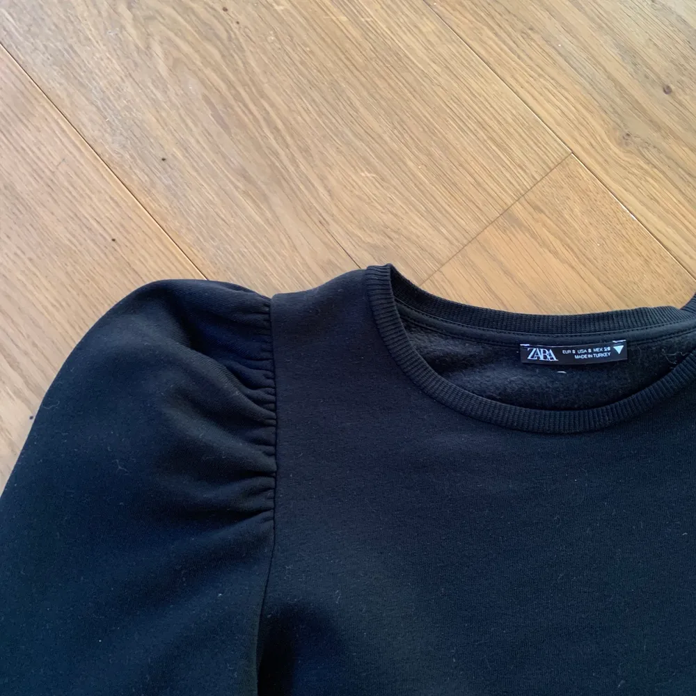 Säljer en svart tröja från Zara i strl S🌸 axlarna är ”puffiga” vilket är en fin detalj. Aldrig använt den då den va för liten i armarna på mig när jag köpte den. Köparen står för frakt, priset inkluderar inte fraktpriset!💛. Tröjor & Koftor.