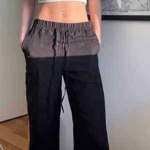Linnebyxor - Svarta slutsålda linnebyxor från hm i modellen ”vid byxa i linmix”. De är helt nya och oanvända i storlek Xs. Buda! (Obs bud är bindande och går därför inte att ångra sig när man väl budat)💕 JAG ÄR 170 och de går ner hela vägen på mig. KÖP DIREKT FÖR 500+frakt