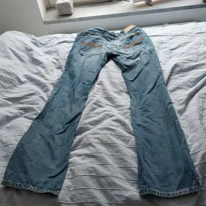 Vintage jeans i mycket bra kvalité. Storlek:30/34 Material: 100% bomull.kan mötas I Stockholm. Leverans går även, för pris kontakta mig