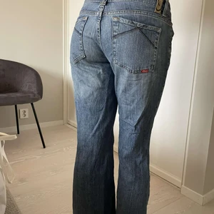 Saint Oliver Low Waisted Jeans - Saint Oliver jeans i strl 36. Knappt använda va mig så dem är för små. 40 cm rakt över, finns inget midjemått så har mätt dom rakt över bara. Dem är bra i längden på mig som är 164. Pris kan diskuteras vid snabb affär, var inte rädd att höra av dig! Köparen står för frakten