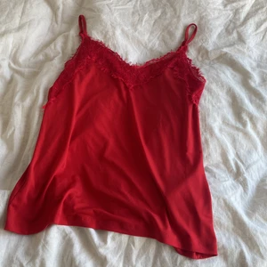 Rött linne med spets  - Säljer detta jätte gulliga linnet i storlek xxs men det passar också xs och s, jag kommer inte riktigt ihåg butiken jag köpte den på, den är inprincip i ny skick har bara använt den ett fåtal gånger, säljer pga det kommer inte till användning längre, hör av dig om du är intresserad💕