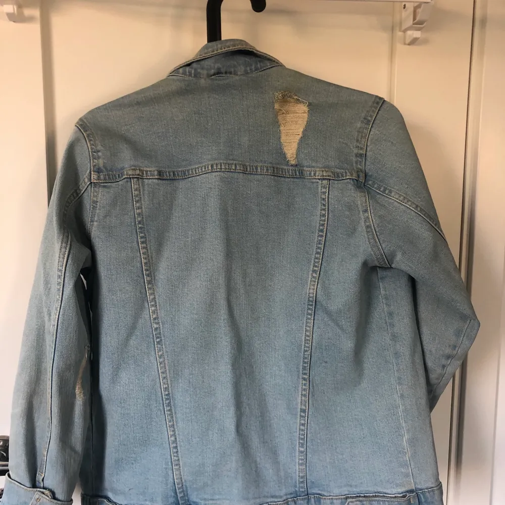Blå jeans jacka från Gina tricot i storlek S! Är i fint skick, kostar 100 + frakt. Jackor.