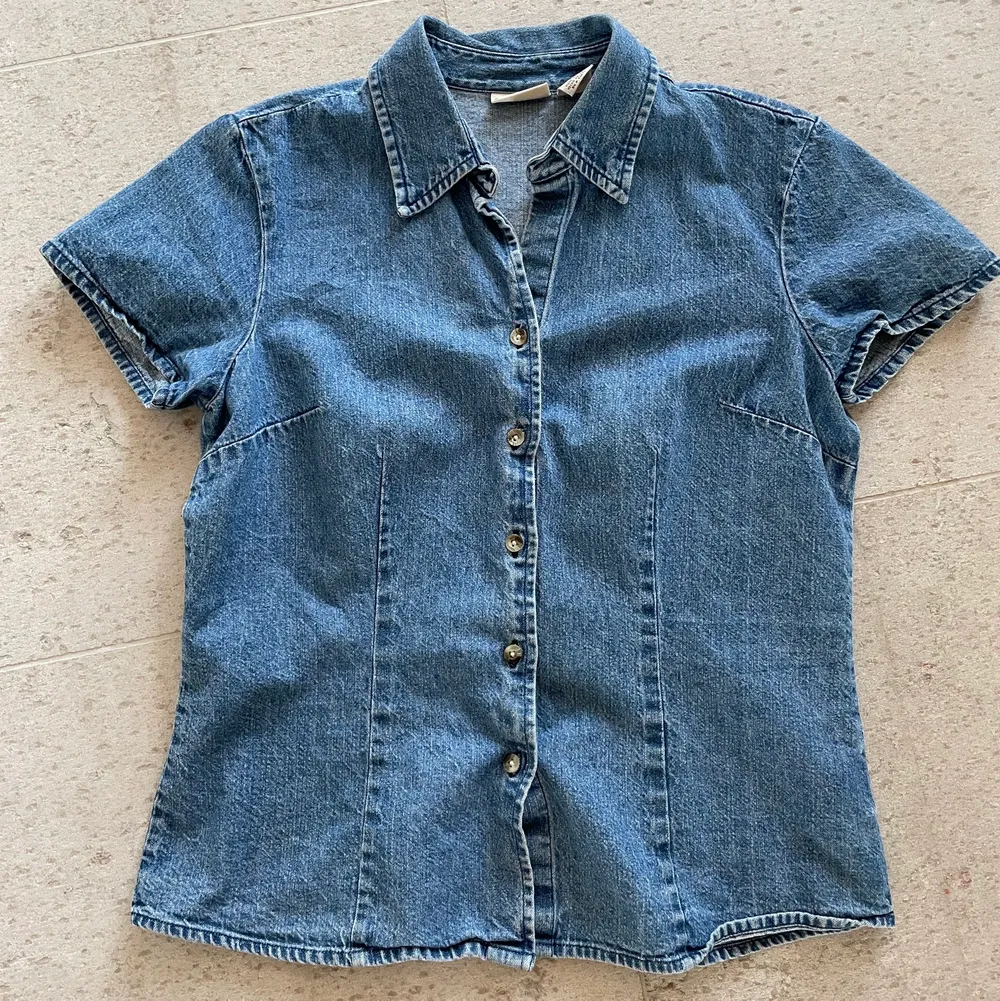 Kortärmad jeansskjorta från St John’s Bay💘 Kan mötas på östermalm, annars frakt som köparen betalar. Skjortor.