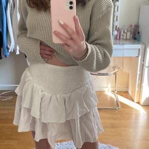 Jättefin vit kjol med volang 🤍 Helt ny och oanvänd, säljes pga köpte fel storlek.