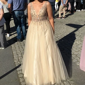 Balklänning, stl 40 - Klänning i storlek 40 (mindre i storleken), uppsydd i axlarna för att passa en mindre byst. Längd på person: 160cm + högklackade skor. Har endast använts en gång. 